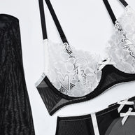 Wholesale Ladies Panties and Bra Set in Black and White Lace Bra Show